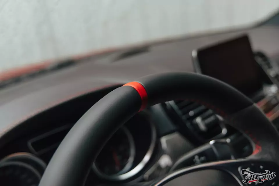 Перетяжка руля с контрастной нулевой отметкой и замена ремней безопасности на цветные в салоне Mercedes GLE 43